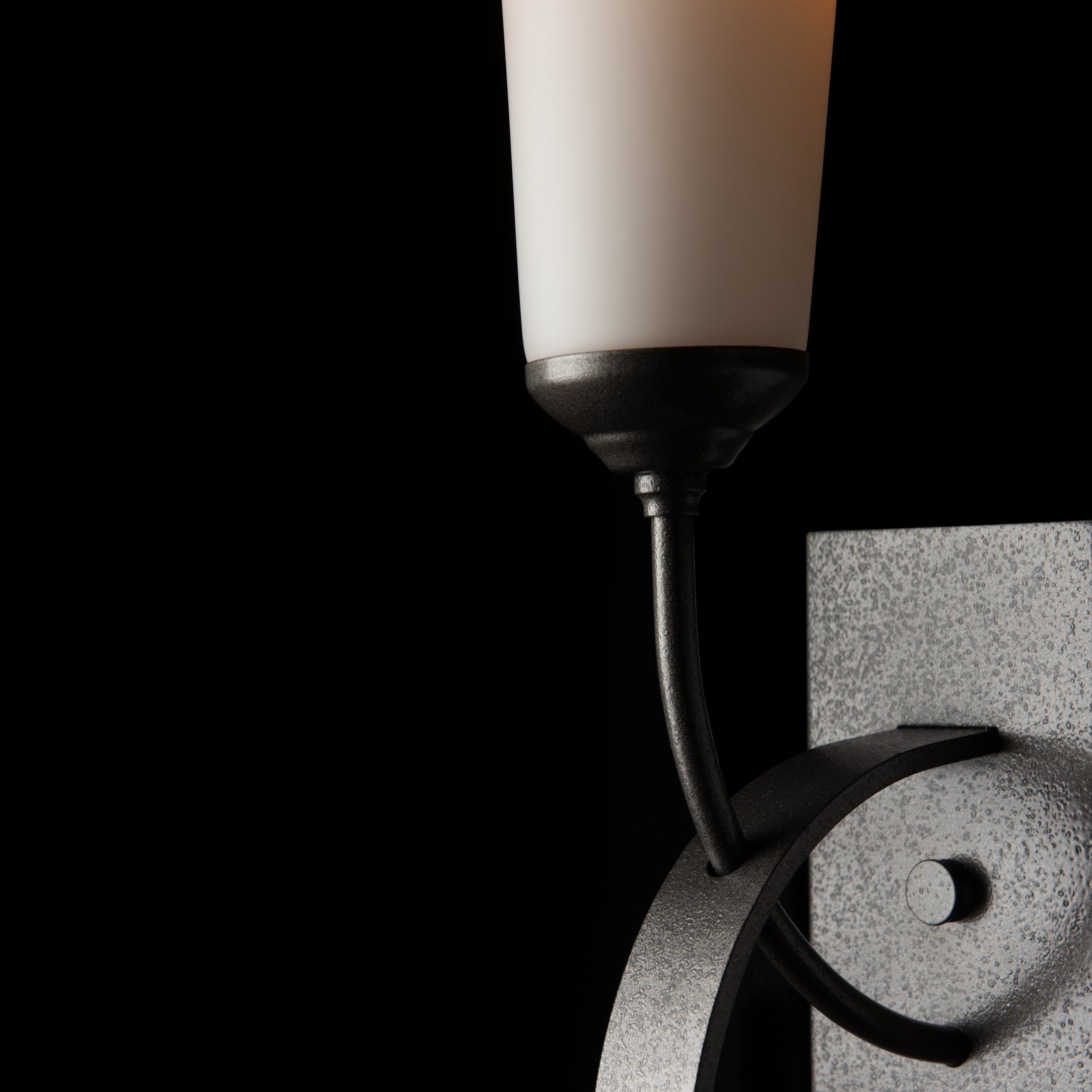 【T’sMOCO】 T'sMOCO】 Sweeping Taper Sconce | by Hubbardton Forge | OUT-204526