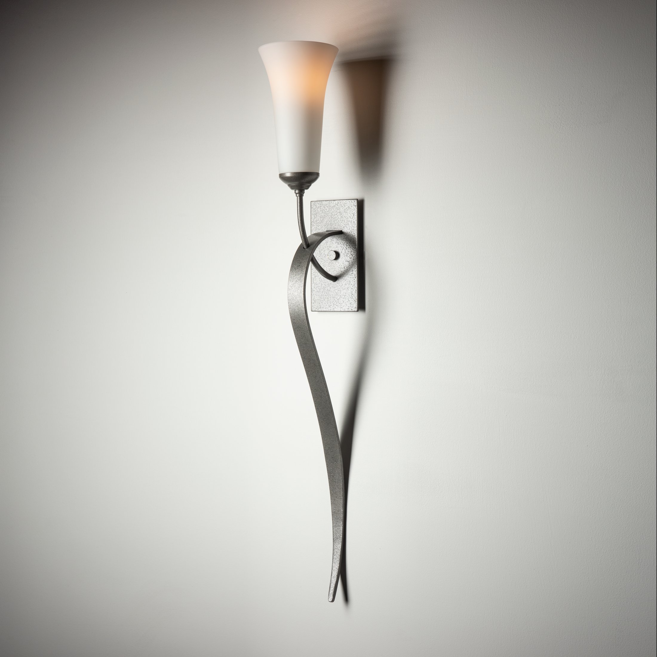 Shane Bowden シェーンボーデン　スカル　ルイヴィトン Sweeping Taper Sconce | by Hubbardton Forge | OUT-204526